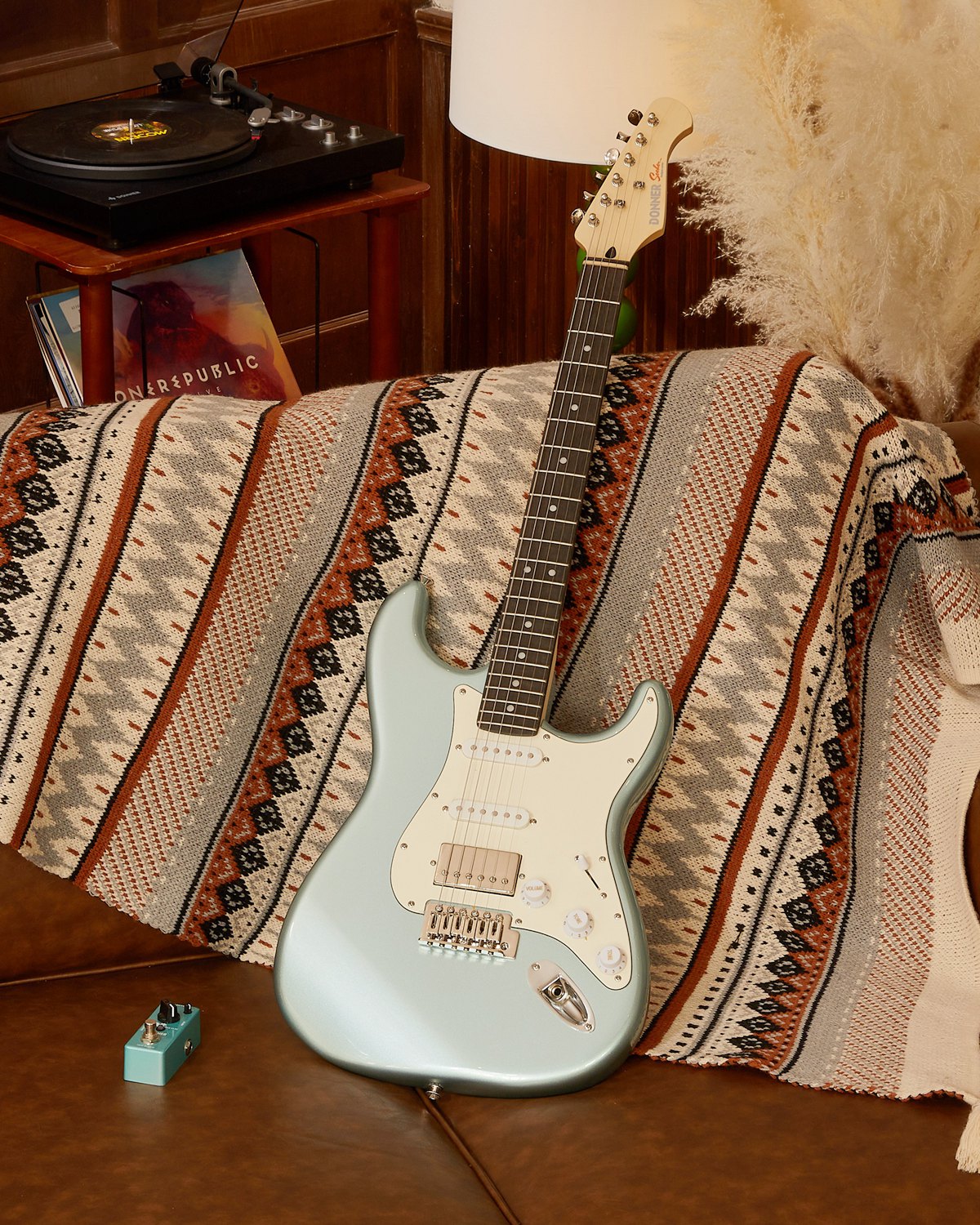 Donner DST-152: Guitarra Eléctrica con Sonido Versátil